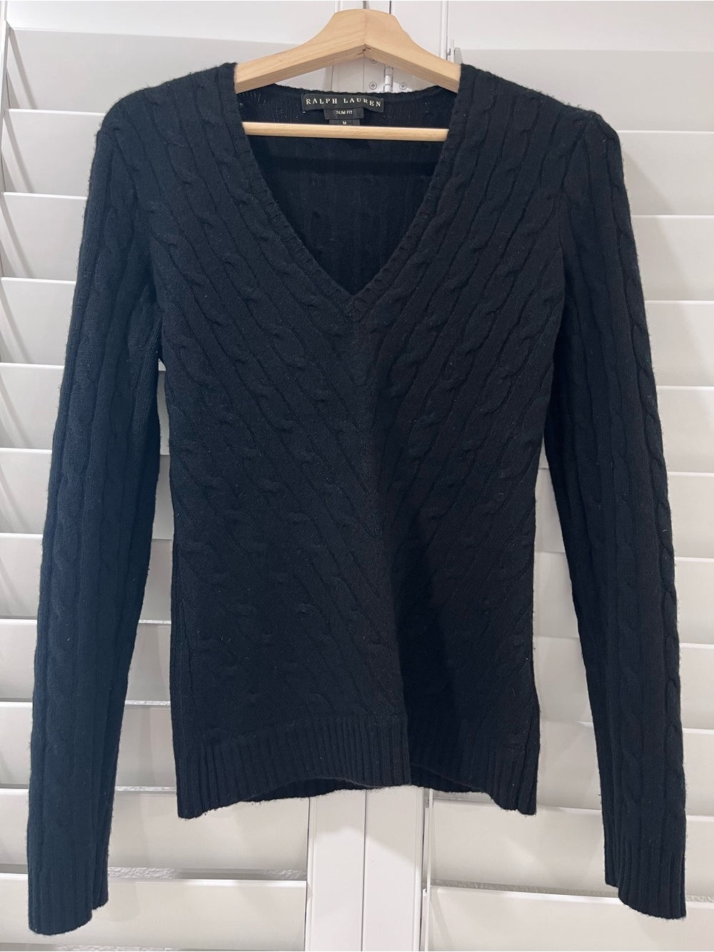 Ralph Lauren Black Label 100% Cashmere Cable Knit V-Neck Sweater — Size Médium